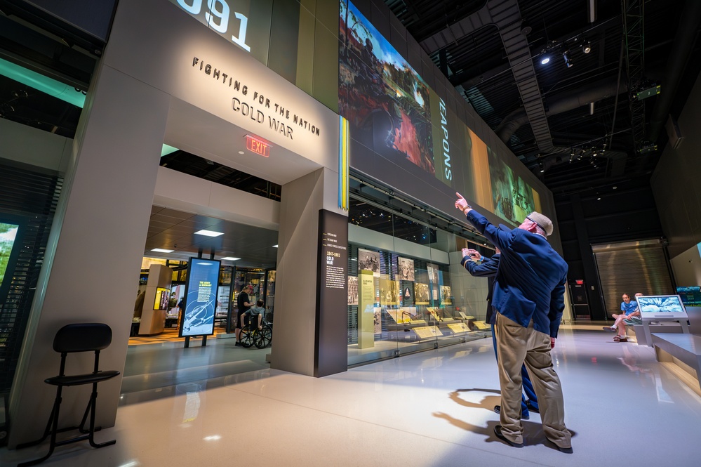 Vietnam War veterans who fought alongside Medal of Honor recipient Capt. Larry Taylor visit Army Museum