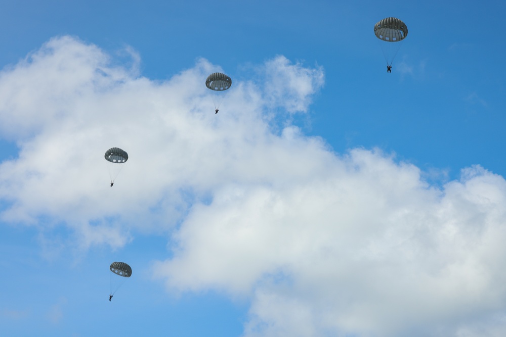 3d Reconnaissance Marines Conduct Low-Level Parachuting