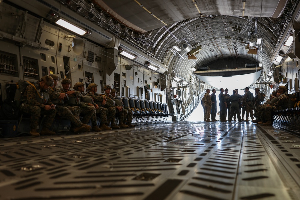 3d Reconnaissance Marines Conduct Low-Level Parachuting