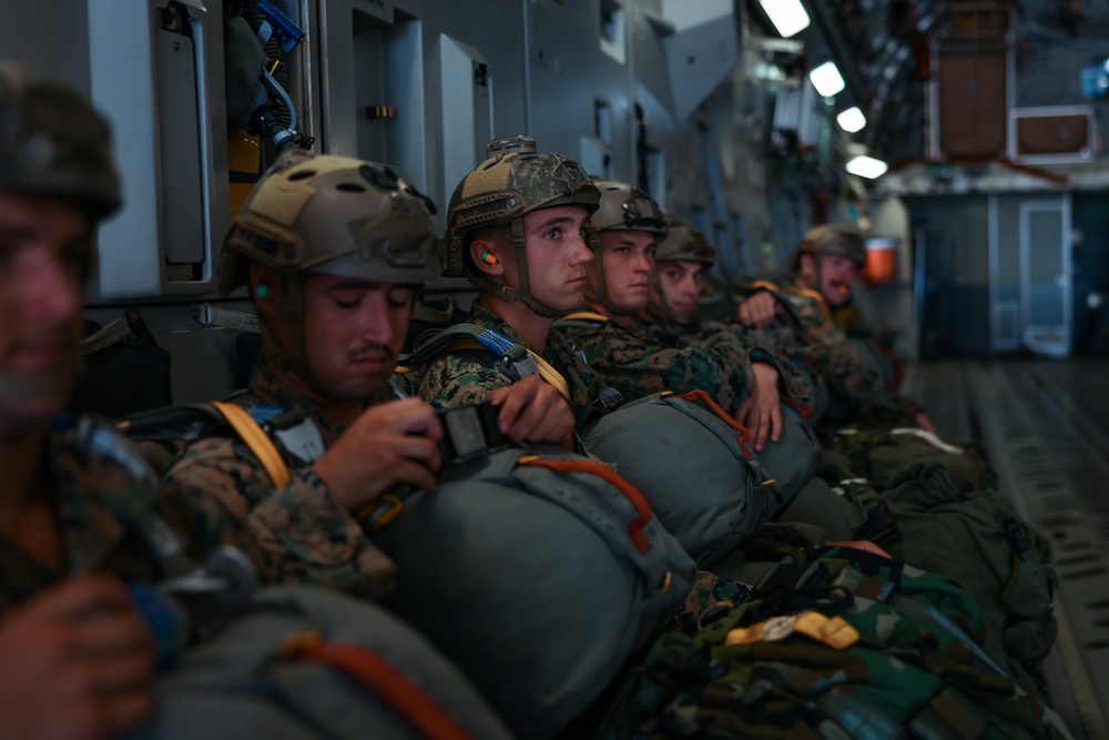 3d Reconnaissance Marines Conduct Low-Level Parachuting