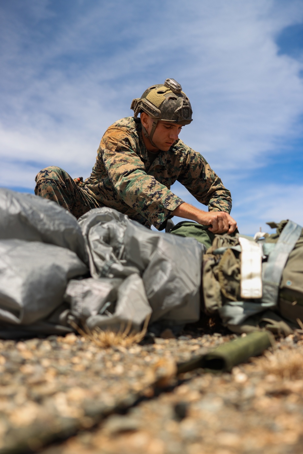 3d Reconnaissance Marines Conduct Low-Level Parachuting