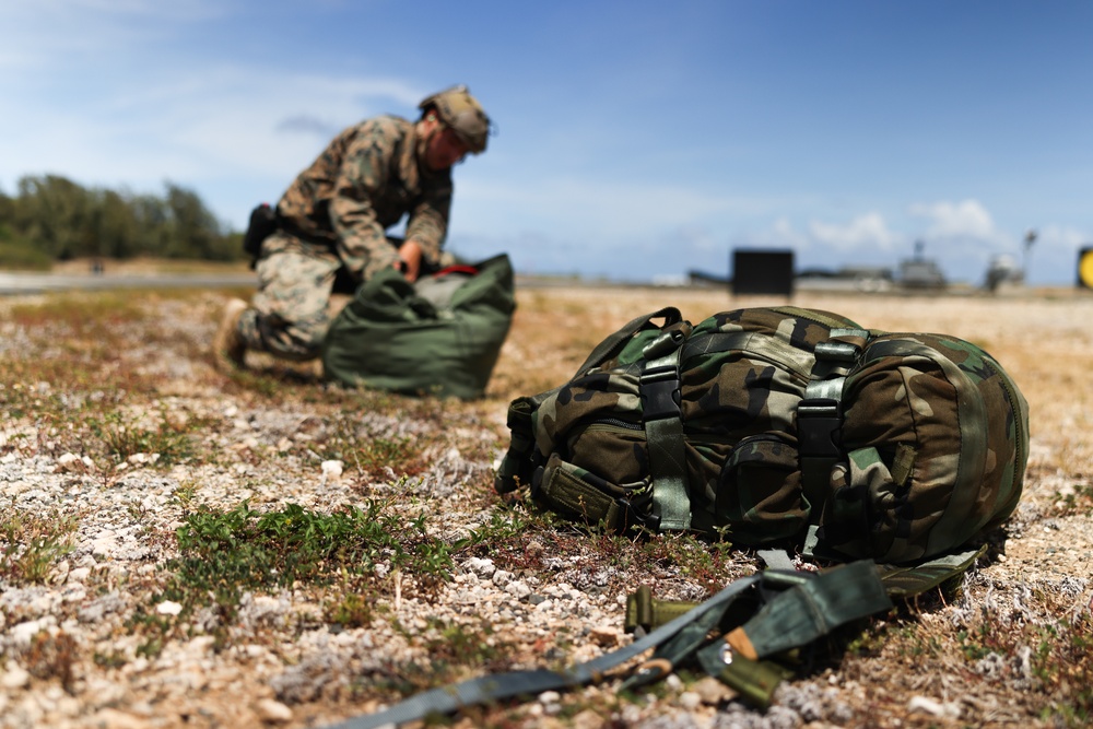 3d Reconnaissance Marines Conduct Low-Level Parachuting