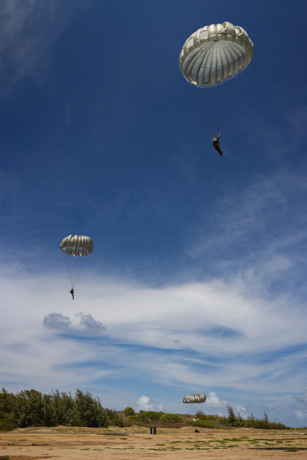 3d Reconnaissance Marines Conduct Low-Level Parachuting