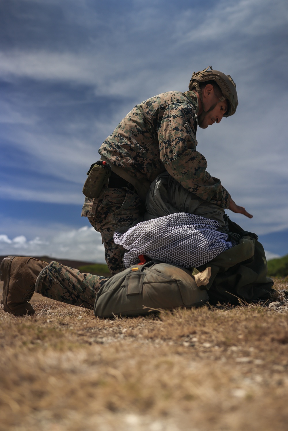 3d Reconnaissance Marines Conduct Low-Level Parachuting