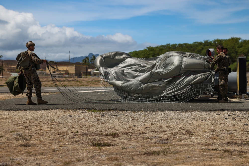 3d Reconnaissance Marines Conduct Low-Level Parachuting