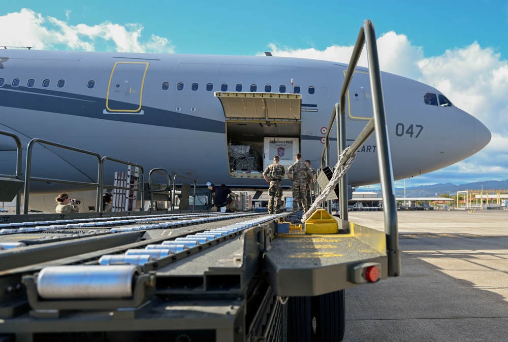 U.S. Marines and French soldiers on Hawaii flight line