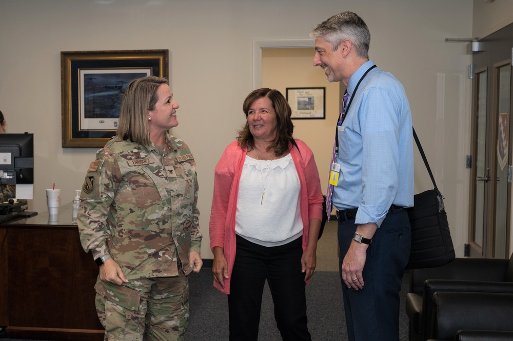 Installation commander meets with Lincoln schools superintendent