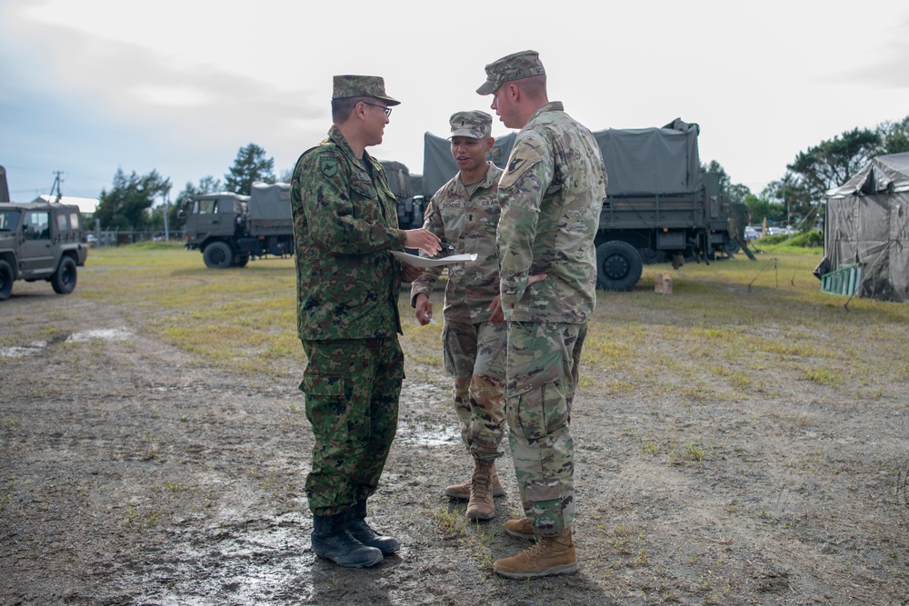 Service Members from U.S. Army and JGSDF share information at Orient Shield 23