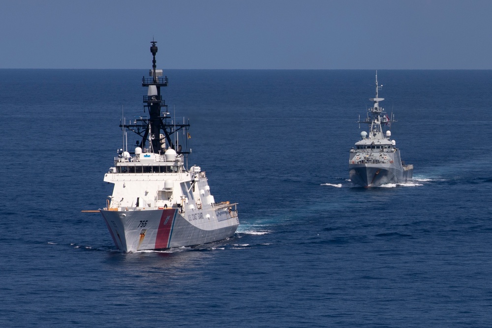 USCGC Munro Conducts DIVTACS with HMS Spey