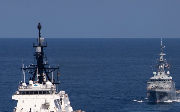 USCGC Munro Conducts DIVTACS with HMS Spey