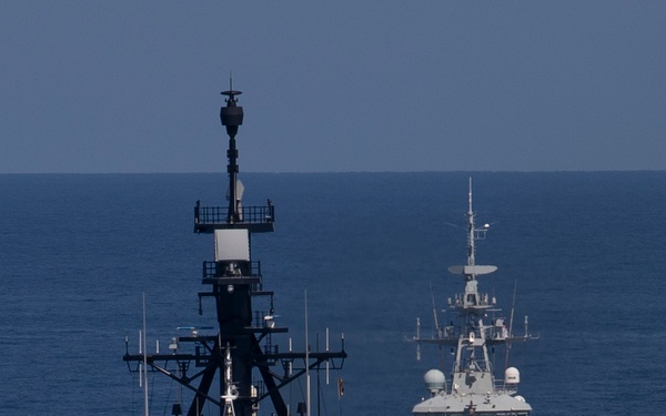USCGC Munro Conducts DIVTACS with HMS Spey