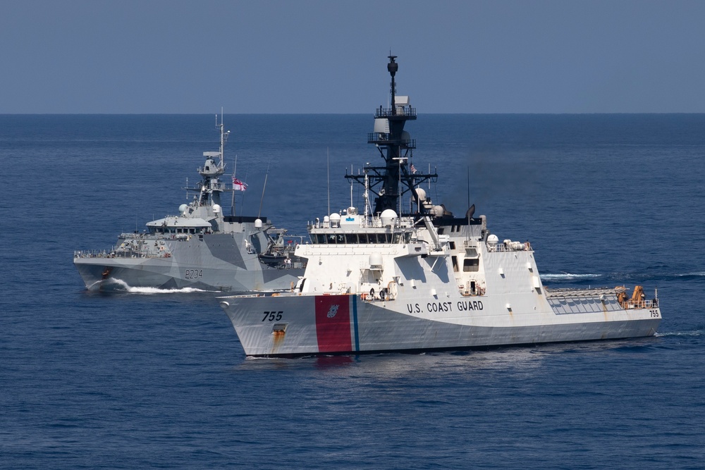 USCGC Munro Conducts DIVTACS with HMS Spey