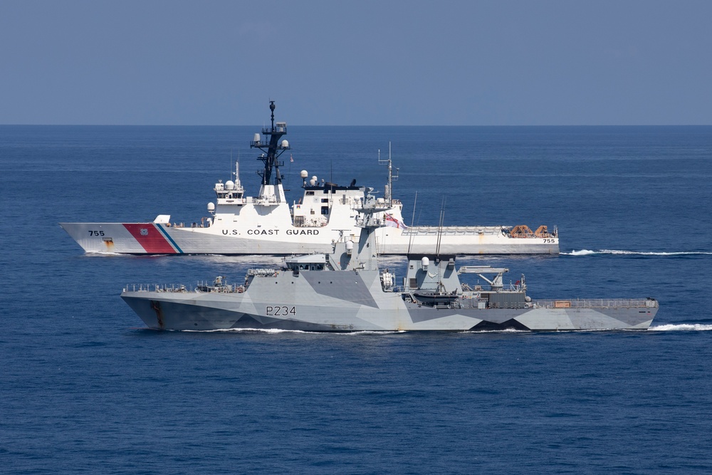 USCGC Munro Conducts DIVTACS with HMS Spey