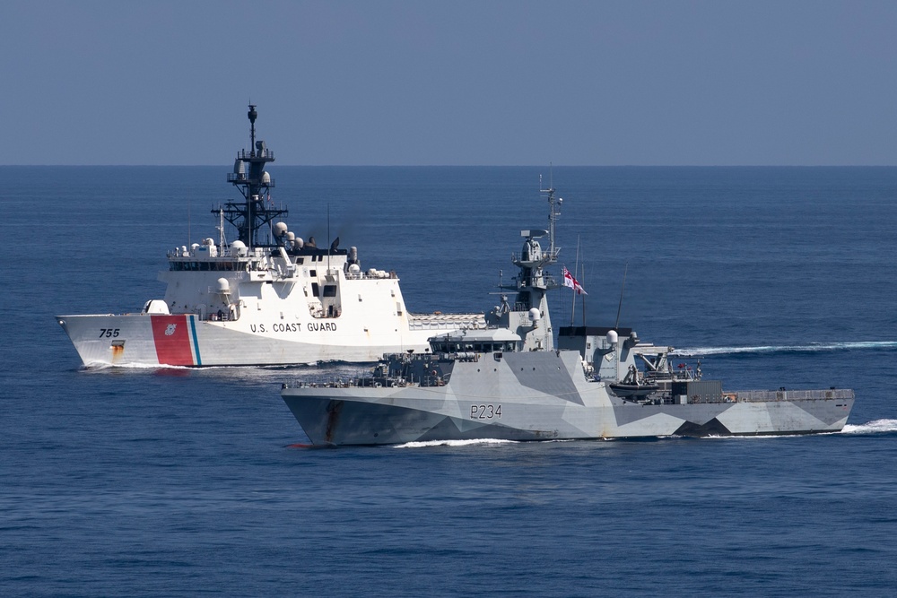 USCGC Munro Conducts DIVTACS with HMS Spey