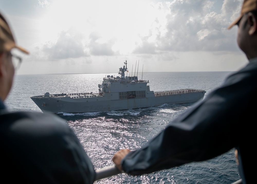 Pacific Partnership 2023: Photo Exercise with ROKS Cheon Ja Bong (LST-687)