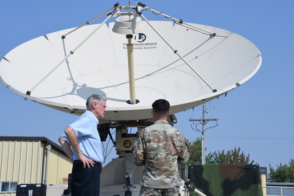 Airman shows off a quad-band large aperture antenna