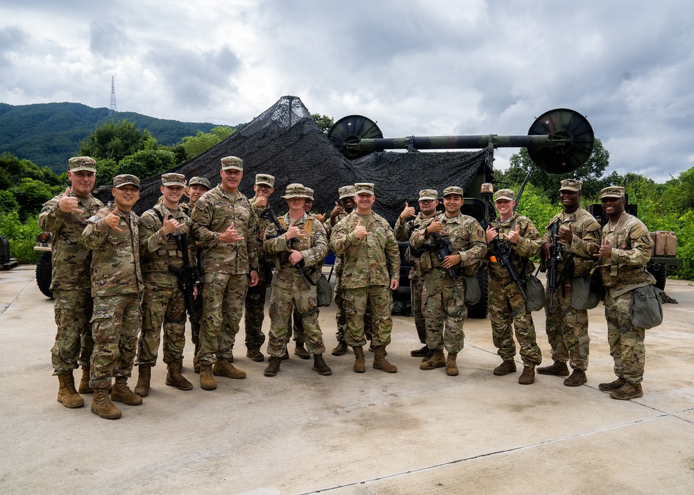 Brig. Gen. Meisler visiting 1st Signal Brigade Soldiers.