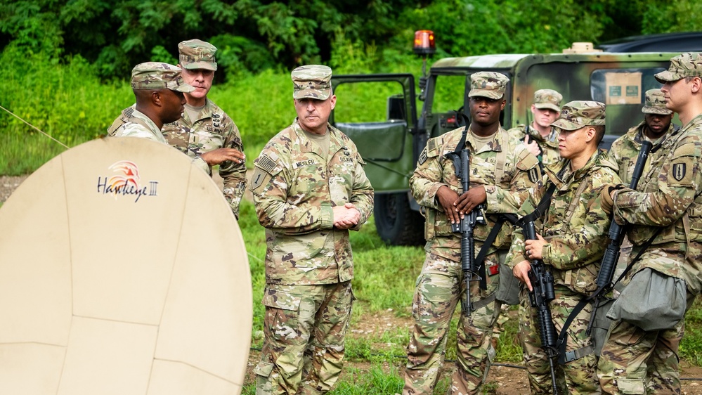 Brig. Gen. Meisler visiting 1st Signal Brigade Soldiers.