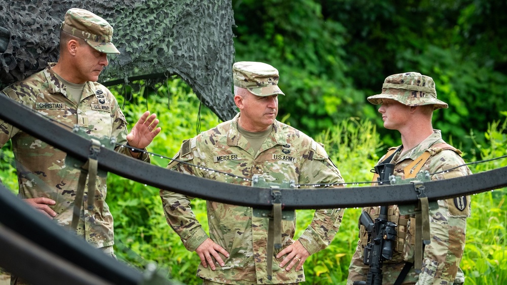 Brig. Gen. Meisler visiting 1st Signal Brigade Soldiers.