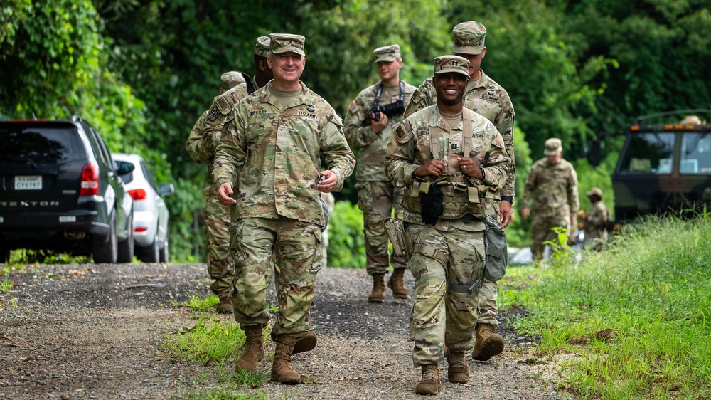 Brig. Gen. Meisler visiting 1st Signal Brigade Soldiers.