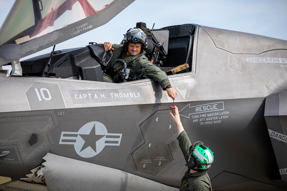 Marine Fighter Attack Squadron 121 refuels with 35th Logistics Readiness Squadron