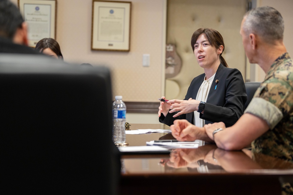 Parliamentary Vice Minister of Defense visits Yokota