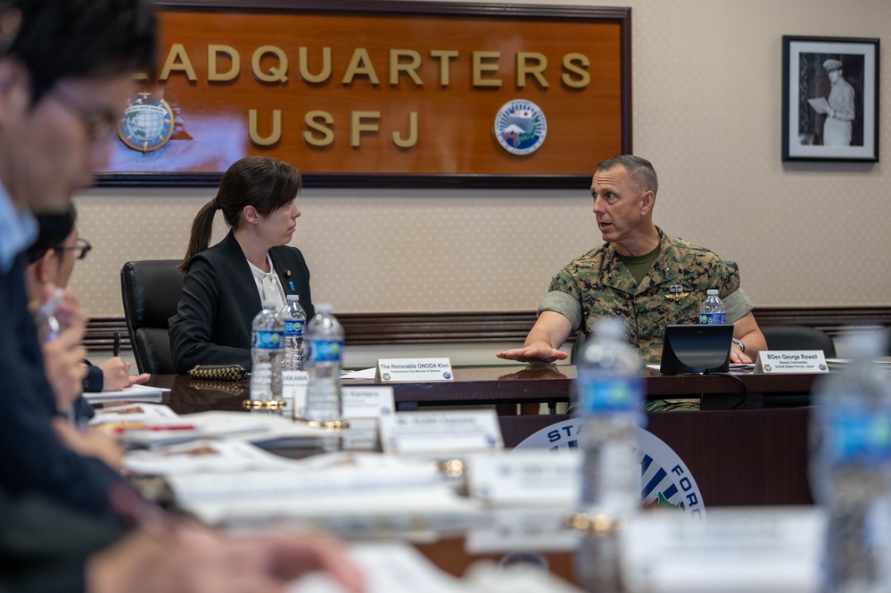 Parliamentary Vice Minister of Defense visits Yokota