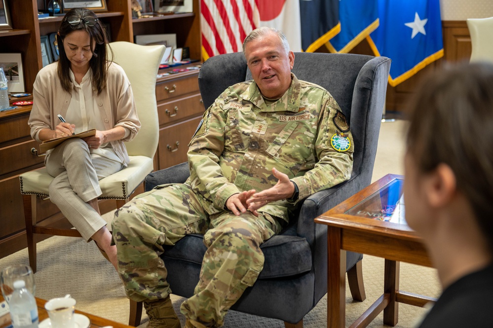 Parliamentary Vice Minister of Defense visits Yokota