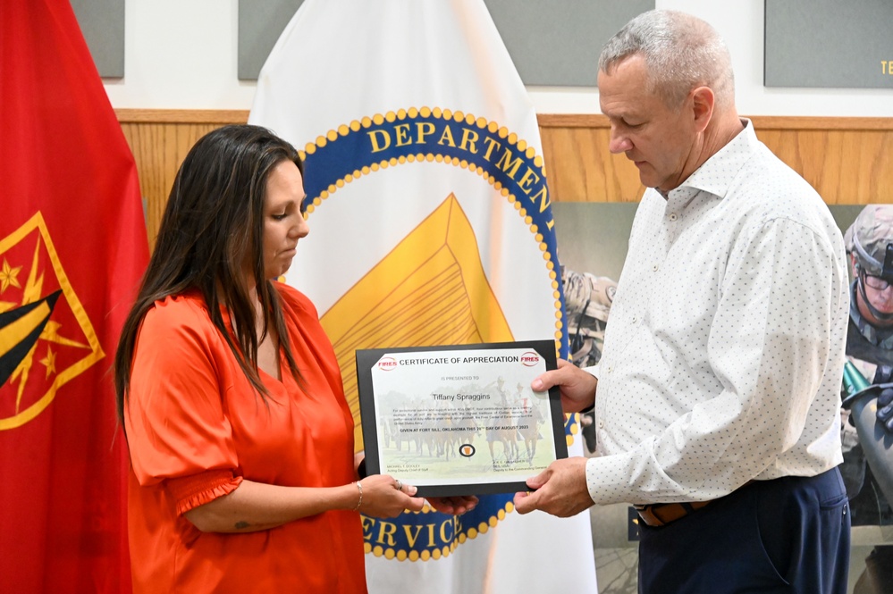 Tiffany Spraggins receives Deputy Commanding General's Award