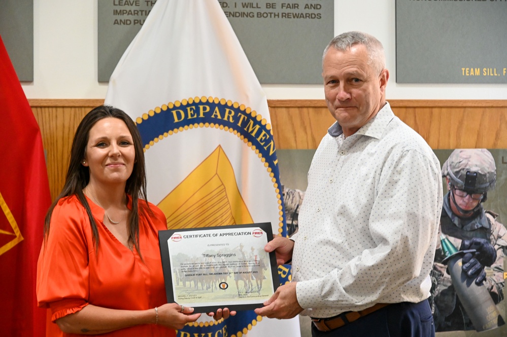 Tiffany Spraggins receives Deputy Commanding General's Award