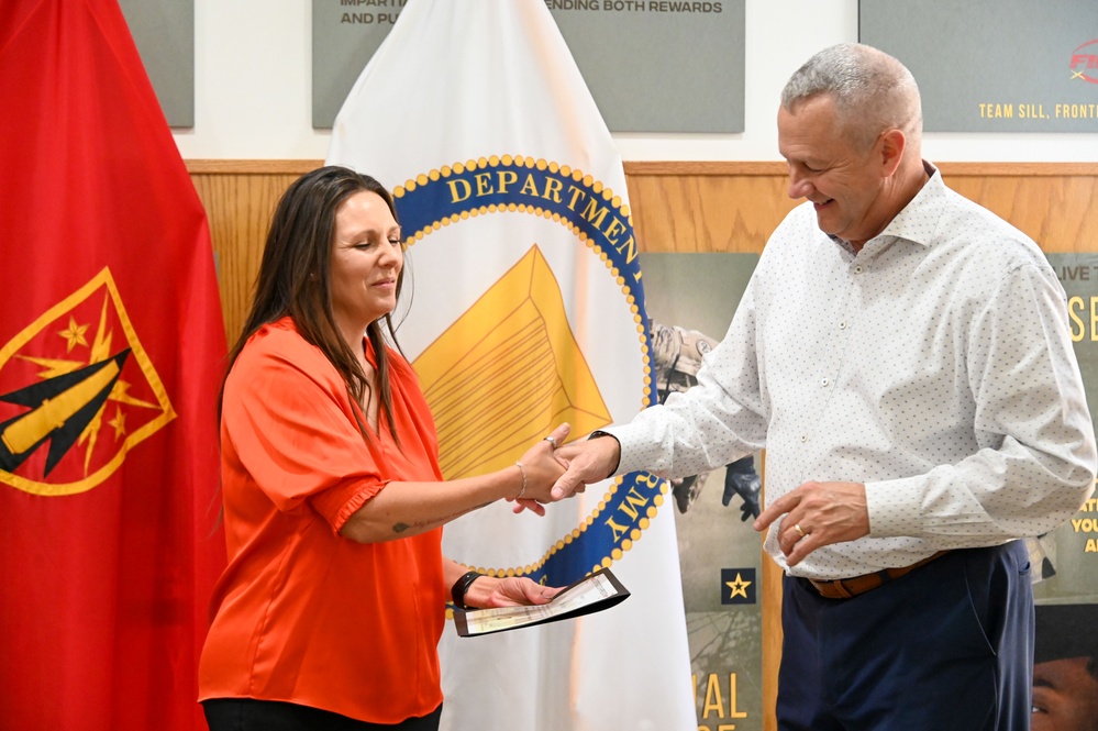 Tiffany Spraggins receives Deputy Commanding General's Award