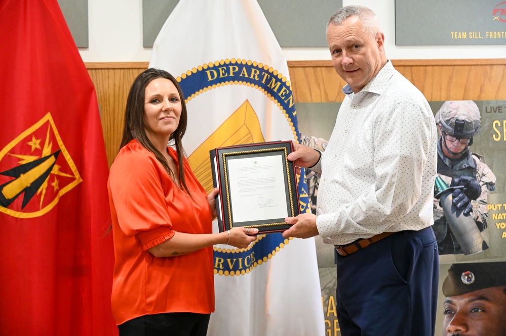 Tiffany Spraggins receives Deputy Commanding General's Award