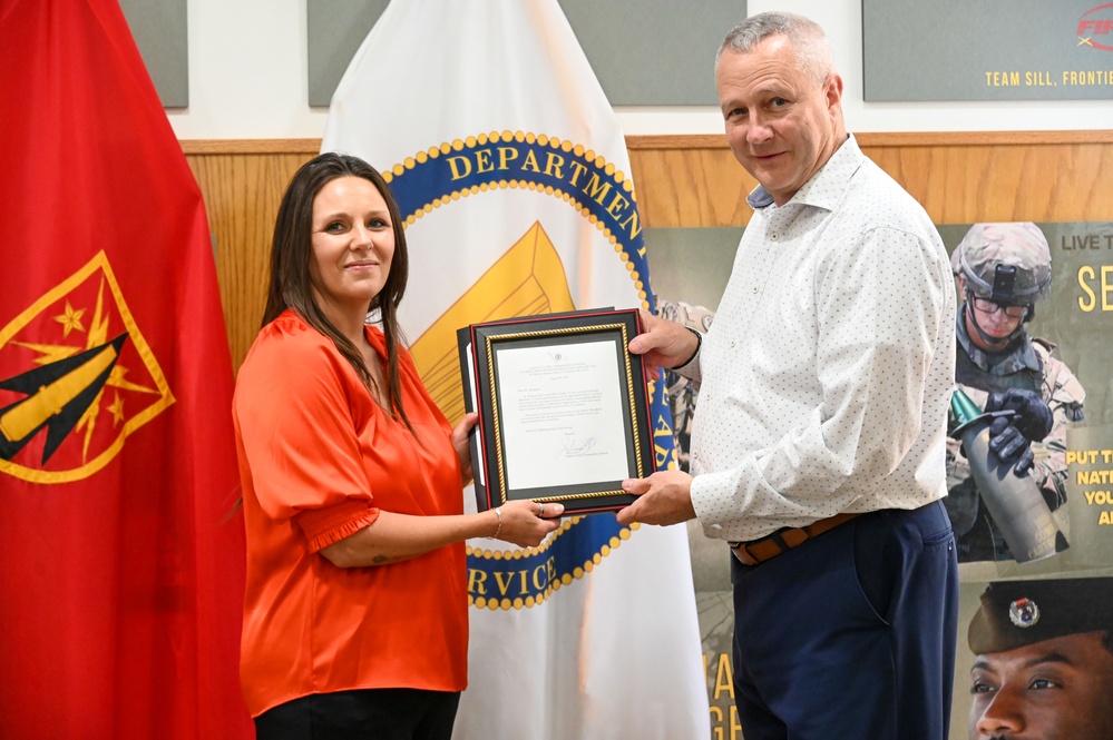 Tiffany Spraggins receives Deputy Commanding General's Award