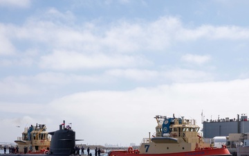 Chilean Submarine Carrera Arrives in San Diego