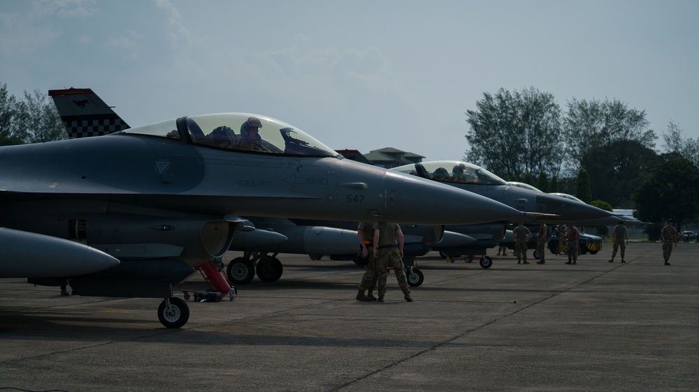 F-16s arrive to Cope Taufan 23