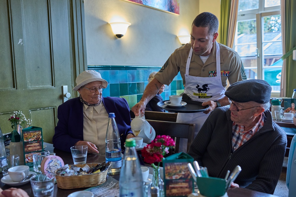 MARFOREUR/AF Marines alongside First Lady of Stuttgart serve local community