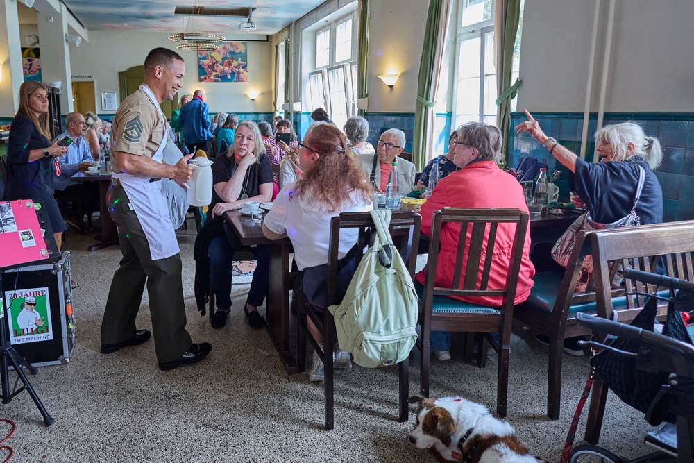 MARFOREUR/AF Marines alongside First Lady of Stuttgart serve local community