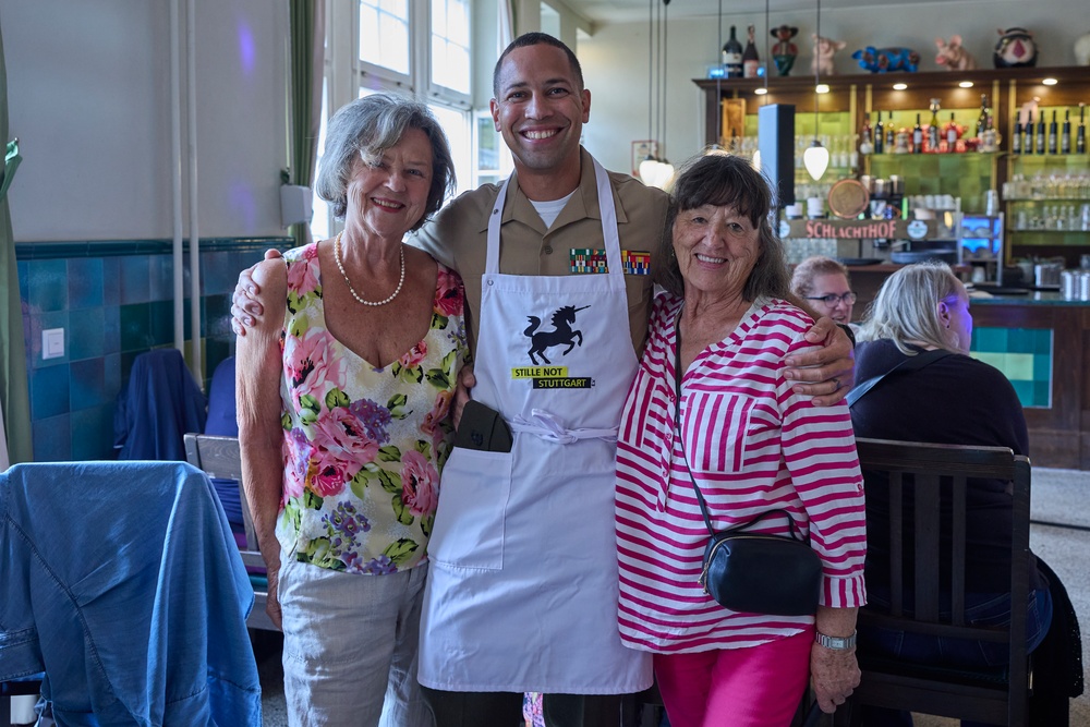 MARFOREUR/AF Marines alongside First Lady of Stuttgart serve local community