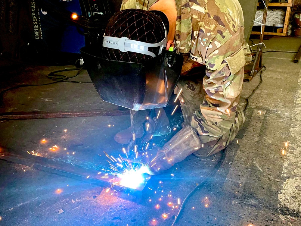 Soldiers of the Army Reserve’s 787th CSB conduct Maintenace