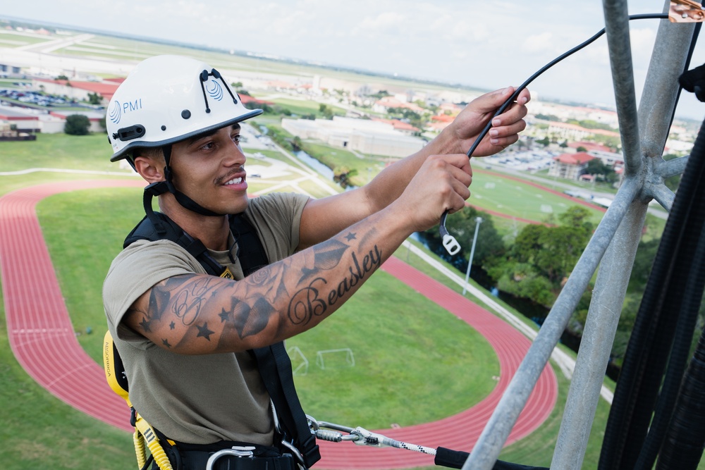 6th CS installs antenna for hurricane recovery team