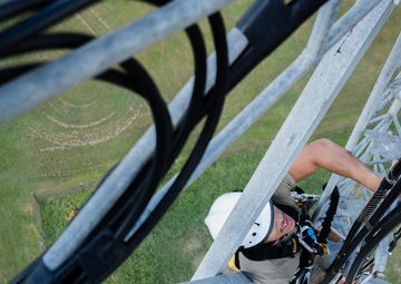 6th CS installs antenna for hurricane recovery team
