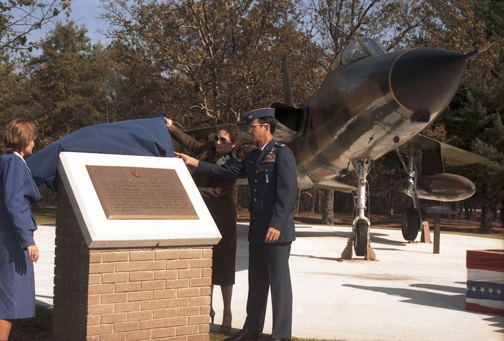 F-105 Thunderchief display at Arnold AFB honors Bond