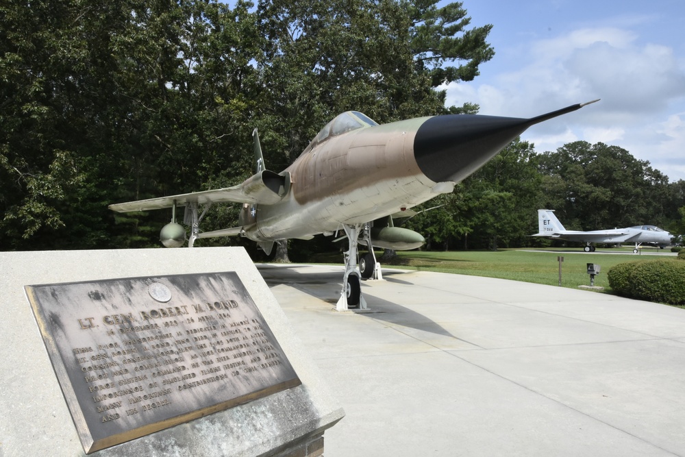 F-105 Thunderchief display at Arnold AFB honors Bond