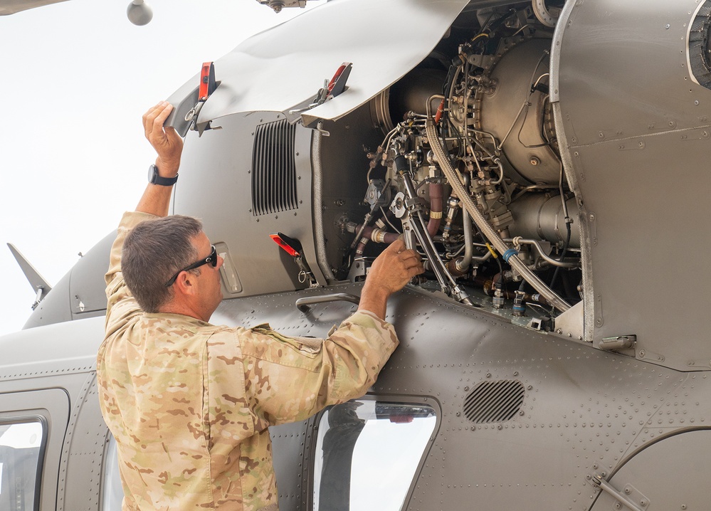 ILLINOIS ARMY NATIONAL GUARD AVIATOR COMPLETES 31 YEAR CAREER WITH FINAL FLIGHT