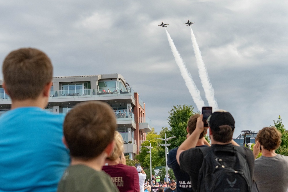 Thunderbirds soar over Owensboro