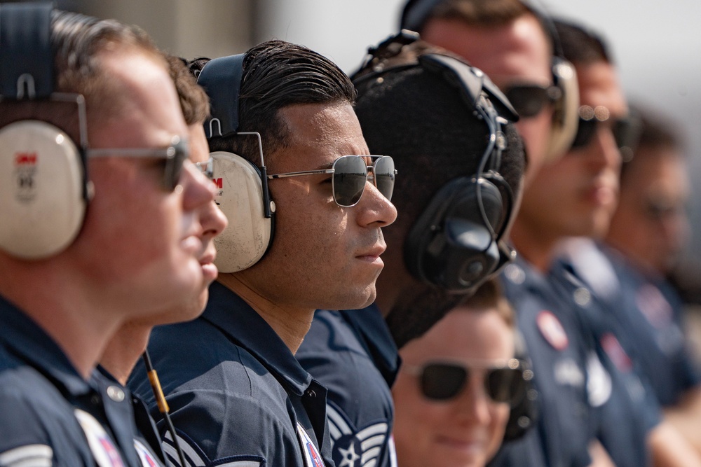 Thunderbirds soar over Owensboro