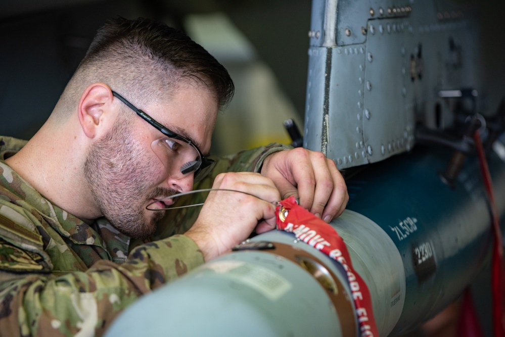 36th and 25th FGS demonstrate readiness in quarterly bomb build and load crew competition