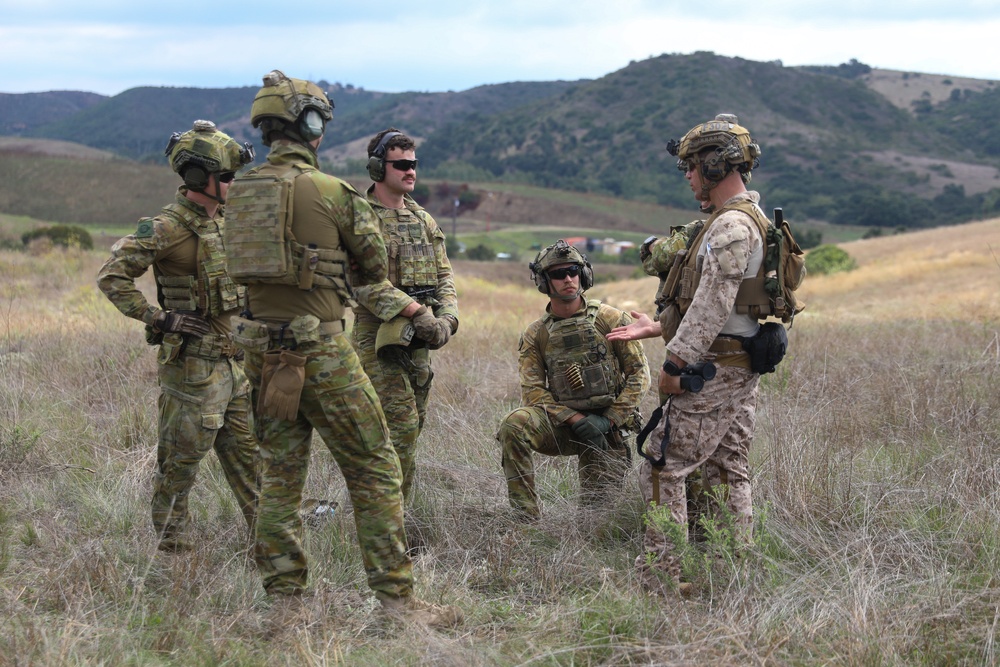 1st Recon Marines fire machine guns with Australian Defence Force
