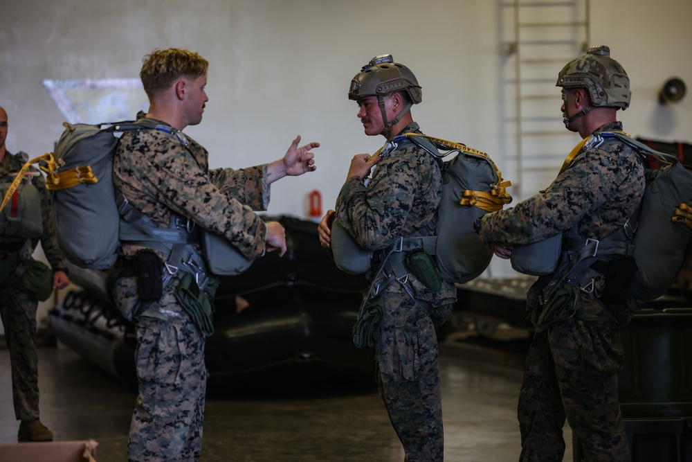 3d Reconnaissance Marines Low-Light Parachute Operations