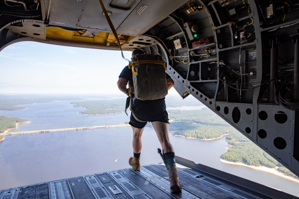 82nd Airborne Division Paratroopers participate in airborne water operations